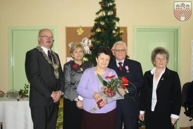 : Od lewej: Burmistrz Klemens Podlejski, Przewodnicząca Stanisława  Nowak, Alina Pilch, Zbigniew Pilch, kierownik Joanna Jarosz. 